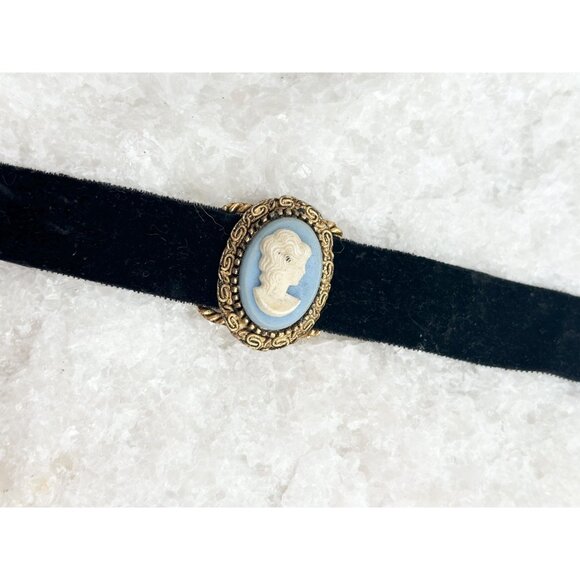 Victorian Style Velour Choker w/ Cameo Blue, Gold & White Toned Necklace - Picture 2 of 9
